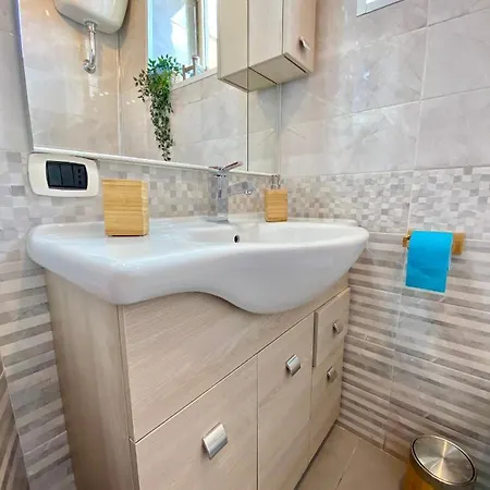Casa Con Terrazzo In Centro Apartment *